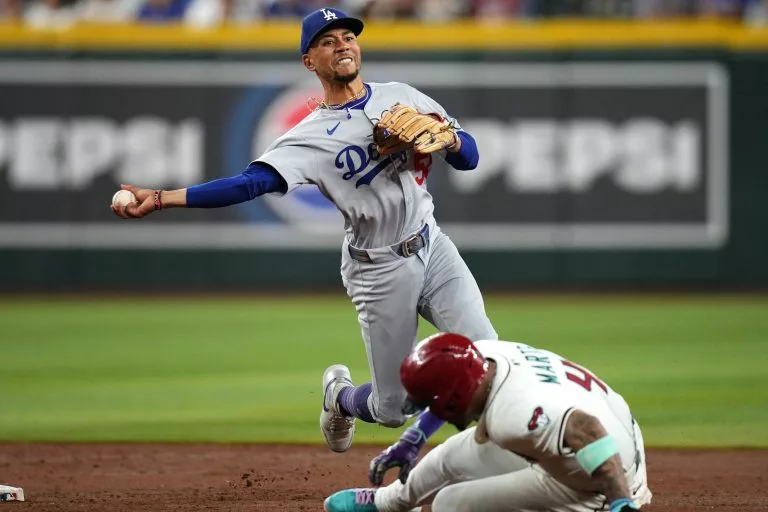 Mookie Betts looks to lead the Dodgers over the Reds