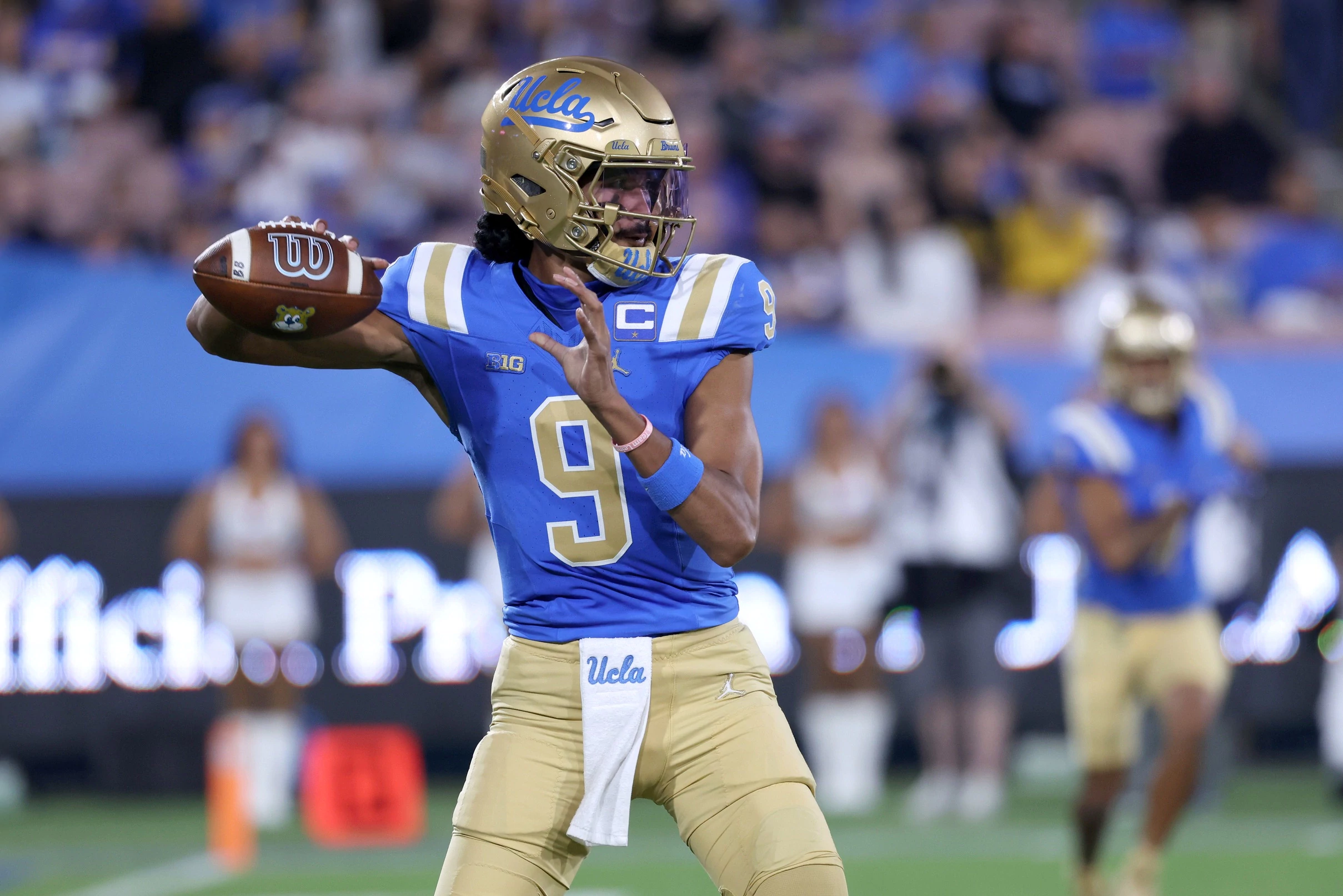 Washington vs UCLA Predictions, Picks, Odds and Trends for November 22 2025