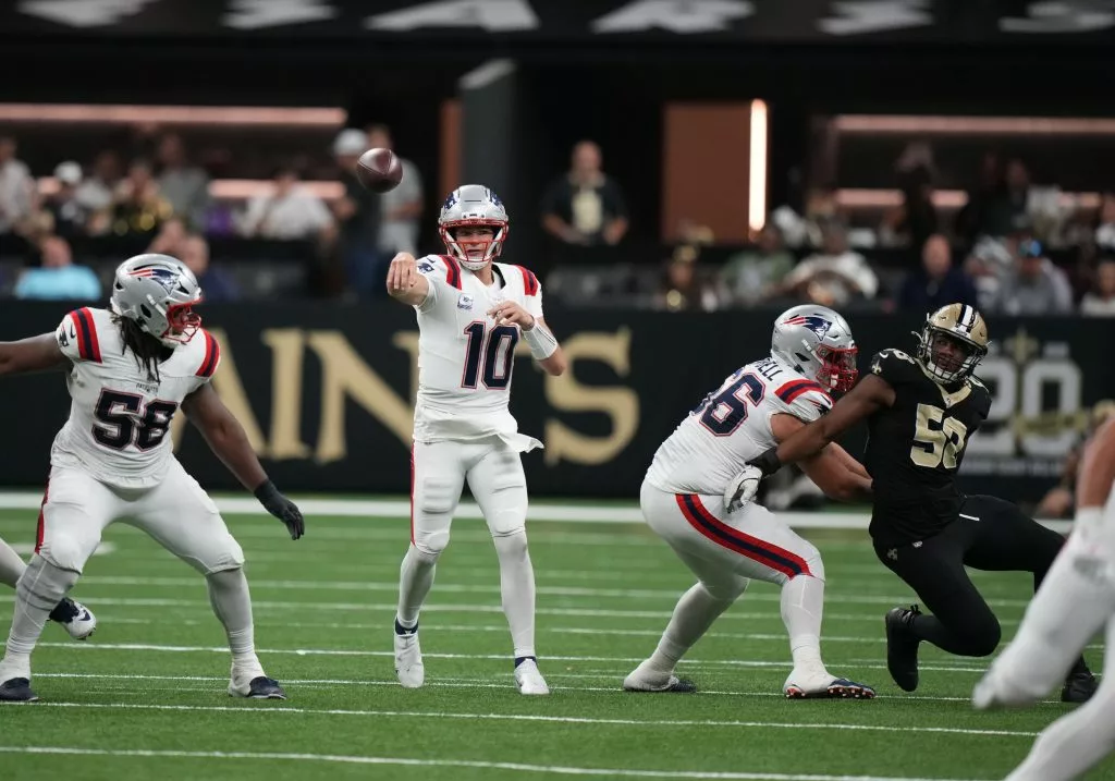 Drake Maye looks to lead te Patriots over the Titans