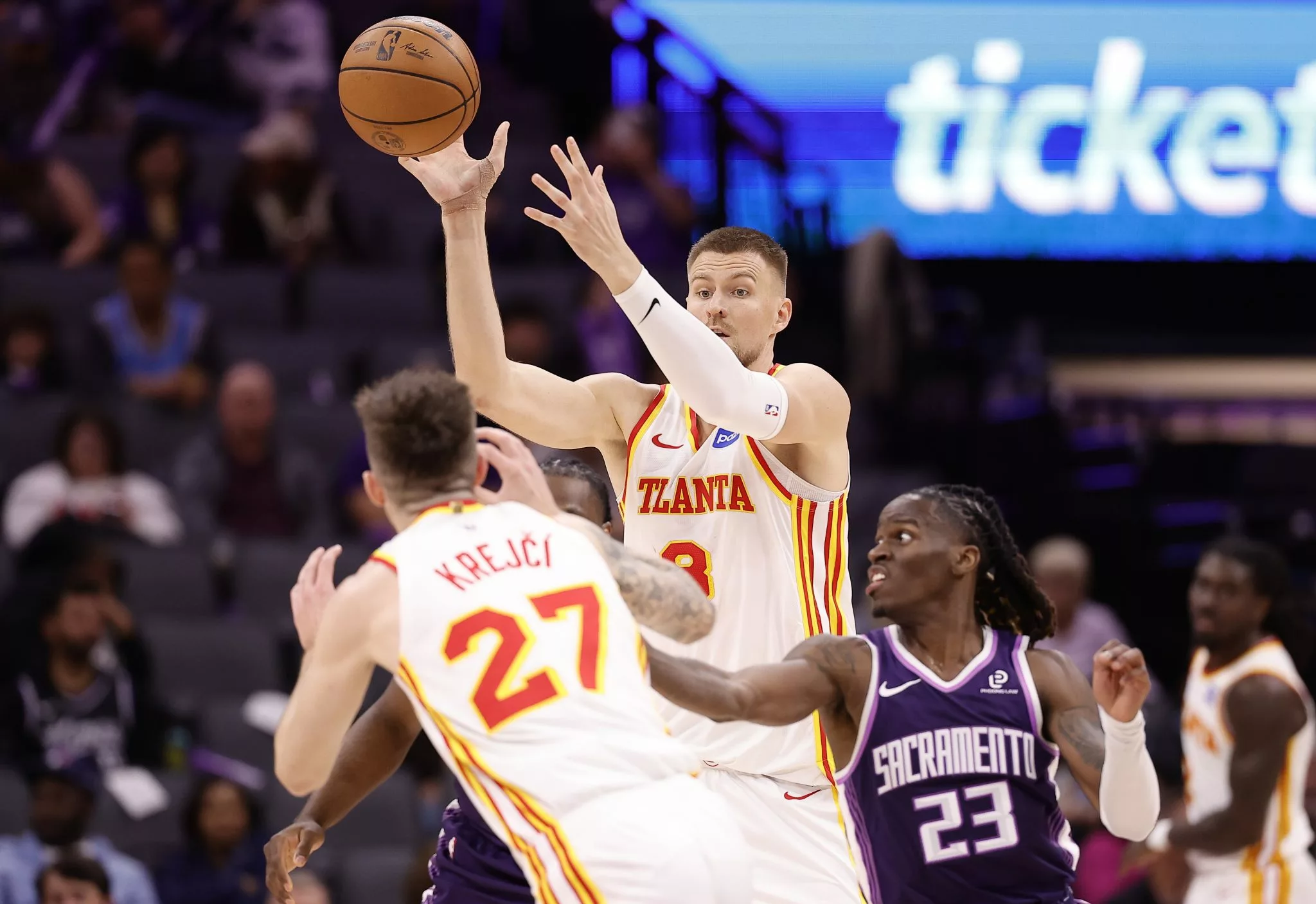 Kristaps Porzingis looks to lead the Hawks over the Jazz